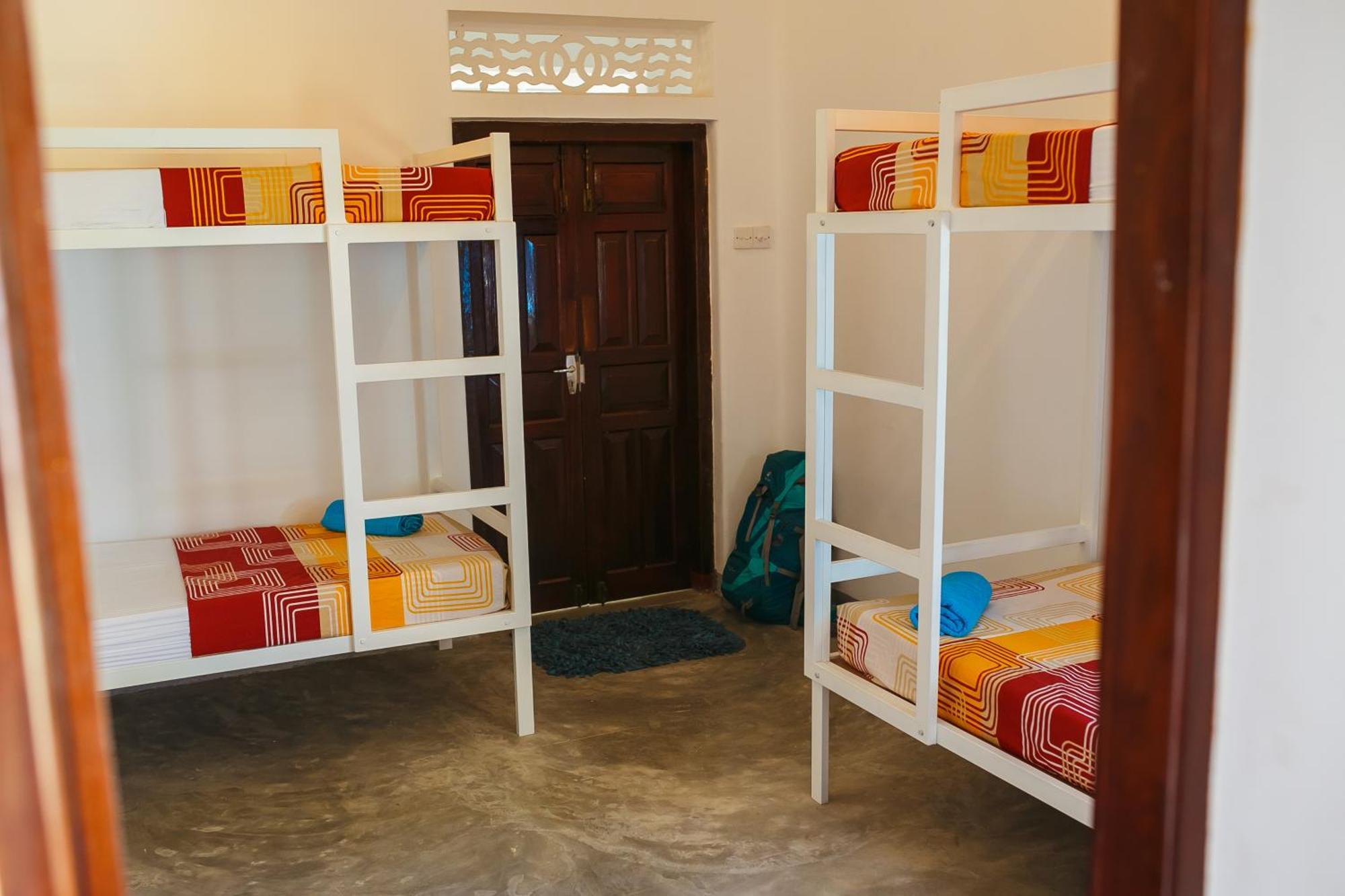 Hostel First Мірісса Екстер'єр фото